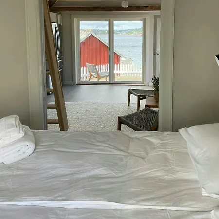 Holiday home Historic Customs House On Merdo From 1650 Faervik